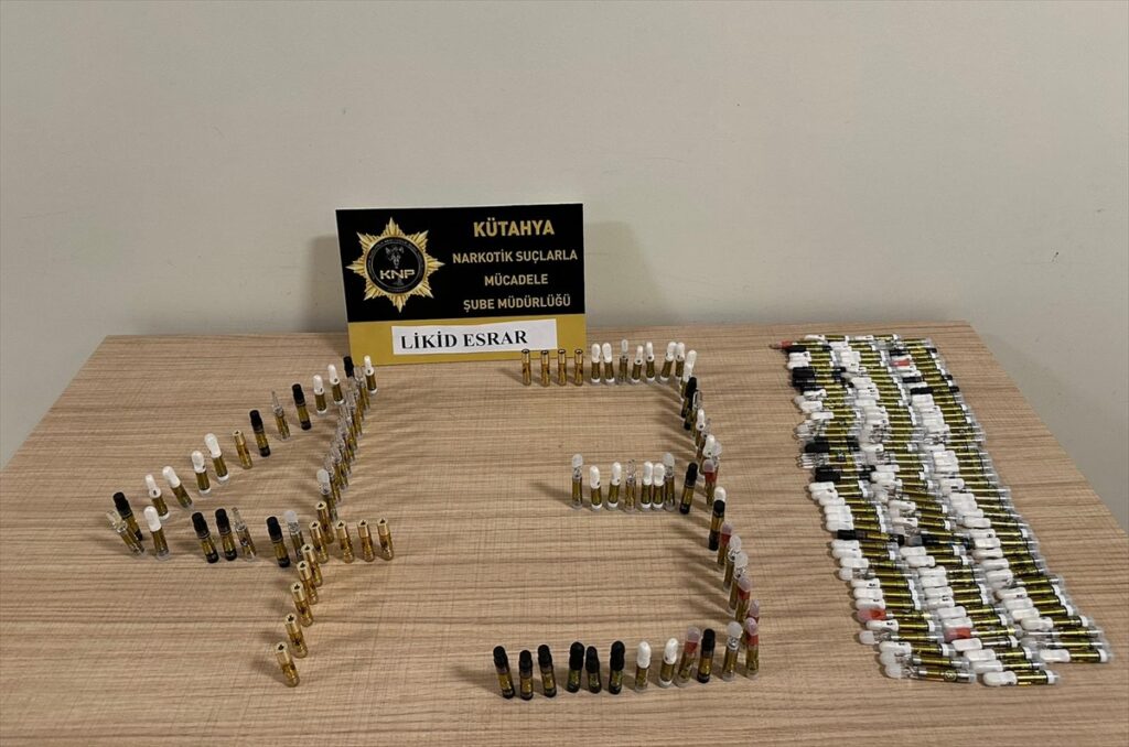 Kütahya'da yolcu otobüsünde 218 kartuş likit esrar ele geçirildi