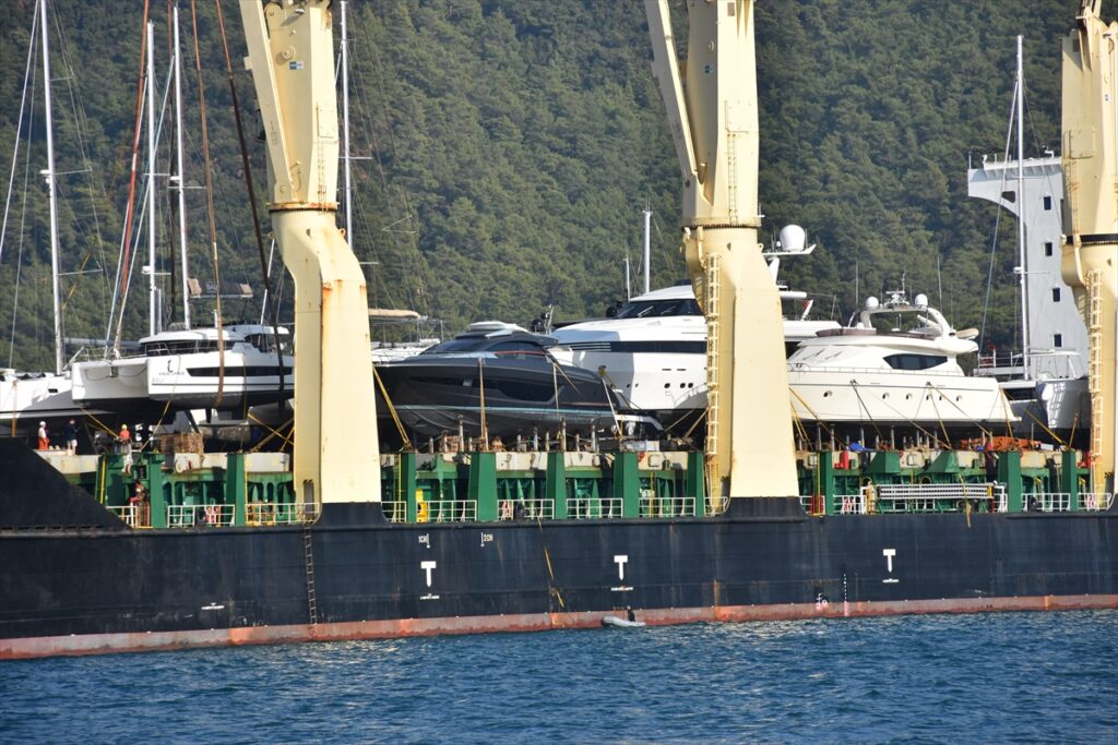 Lüks motor yatlar Marmaris'e kargo gemisiyle getirildi
