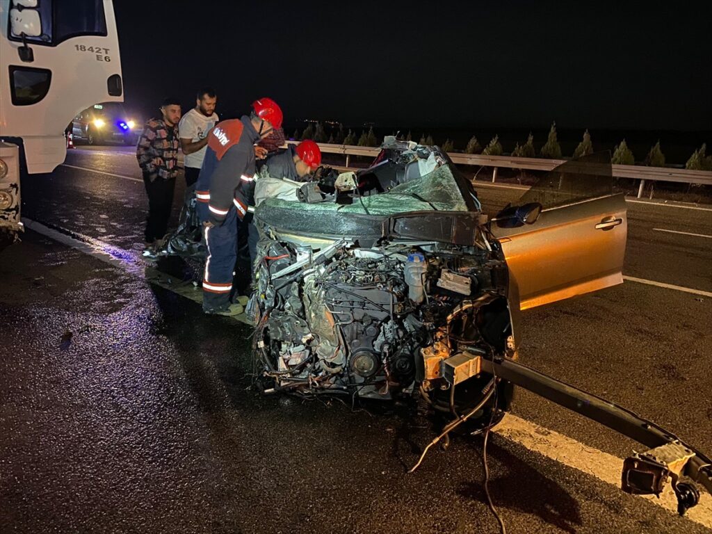Manisa’da tırla çarpışan otomobildeki yolcu hayatını kaybetti