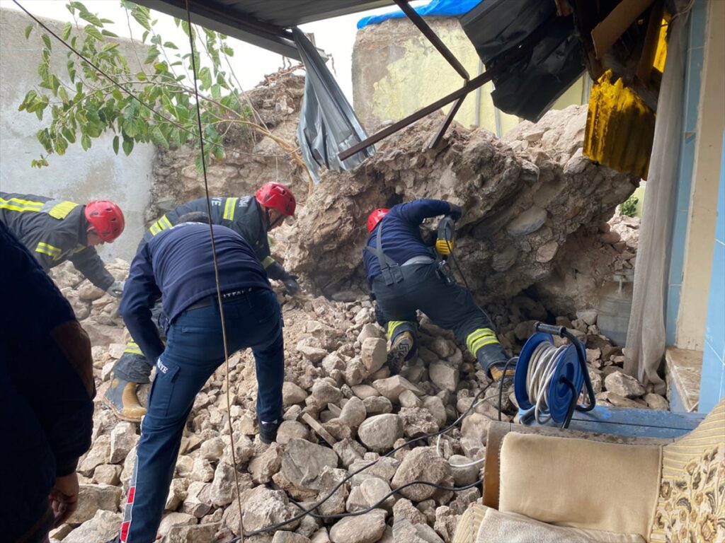 Manisa'da yıkmaya çalıştığı duvarın altında kalan kişi öldü