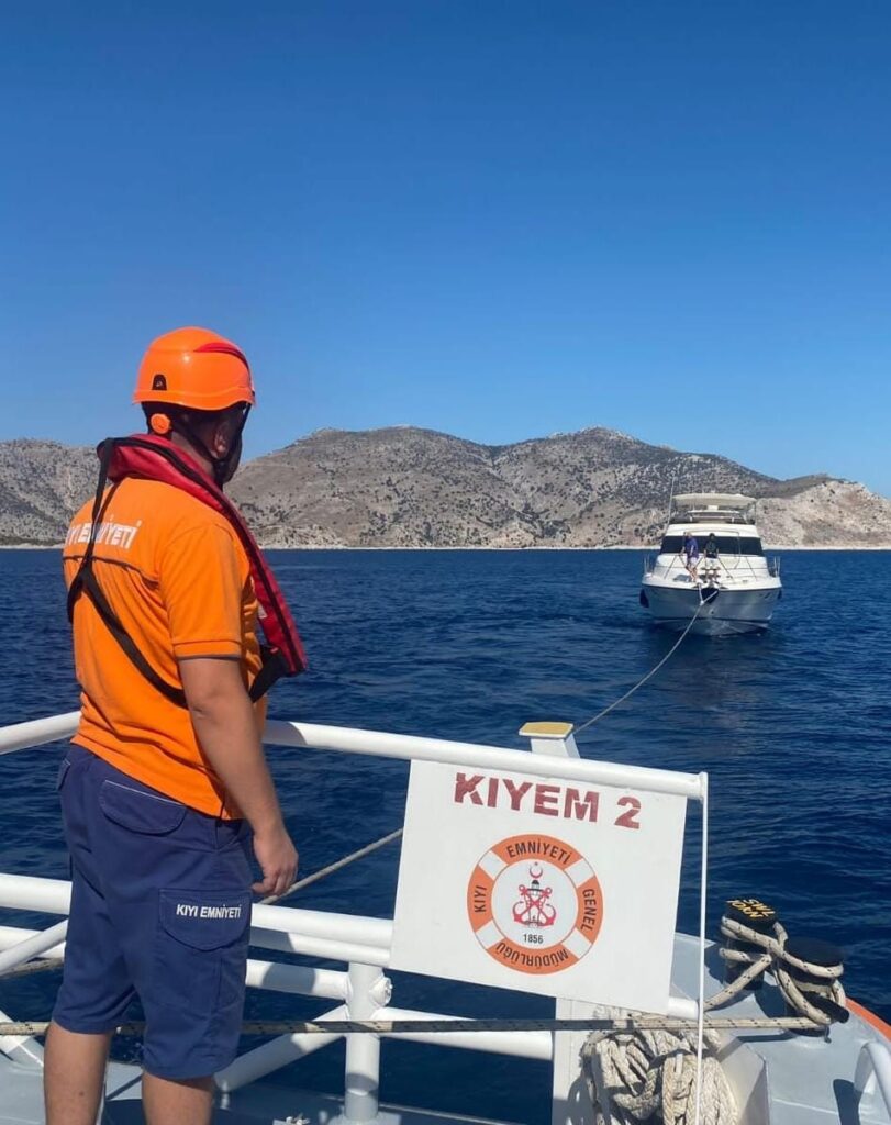 Marmaris açıklarında sürüklenen tekne kurtarıldı