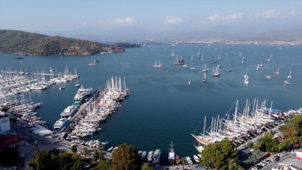 Mega yat “Sunrays” yakıt ikmali için Fethiye'ye geldi