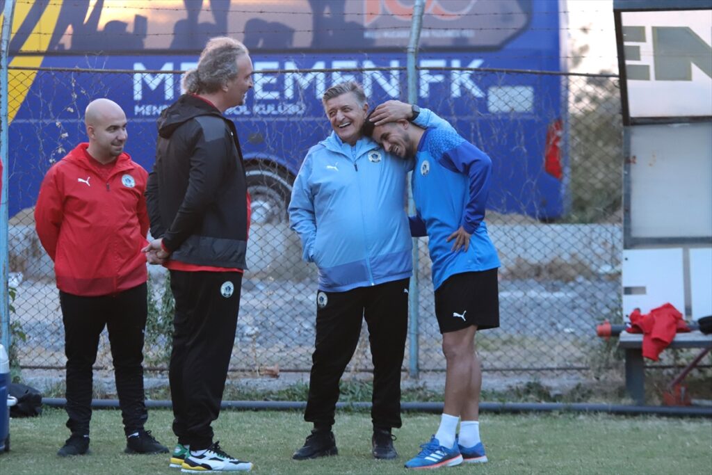 Menemen FK ile anlaşan teknik direktör Yılmaz Vural “asker ocağı”na döndü: