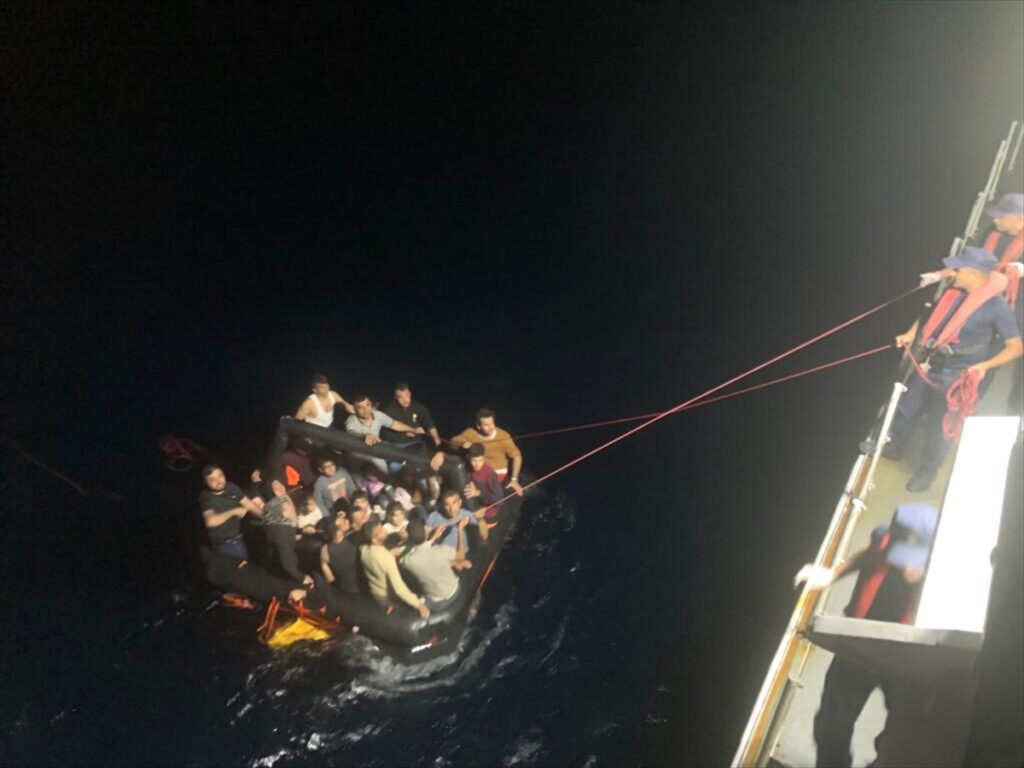 Muğla açıklarında 104 düzensiz göçmen kurtarıldı