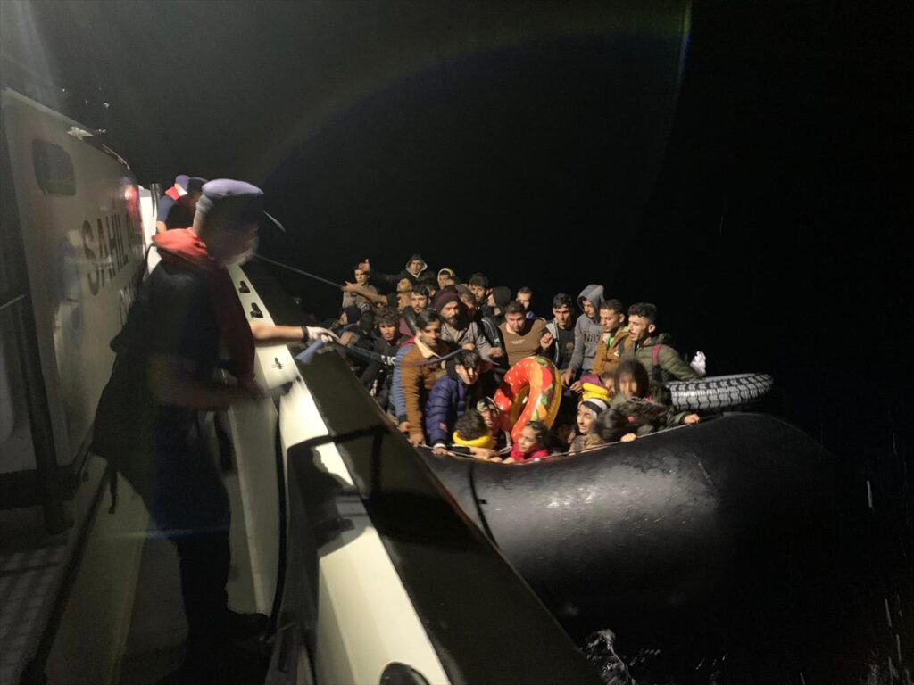 Muğla açıklarında geri itilen 110 düzensiz göçmen kurtarıldı