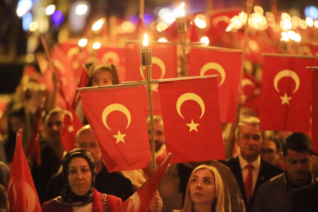 Muğla ve ilçelerinde Cumhuriyet Bayramı dolayısıyla fener alayı düzenlendi