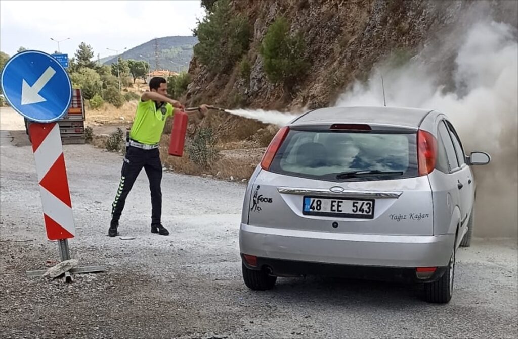 Muğla'da seyir halindeyken alev alan otomobile trafik polisleri müdahale etti