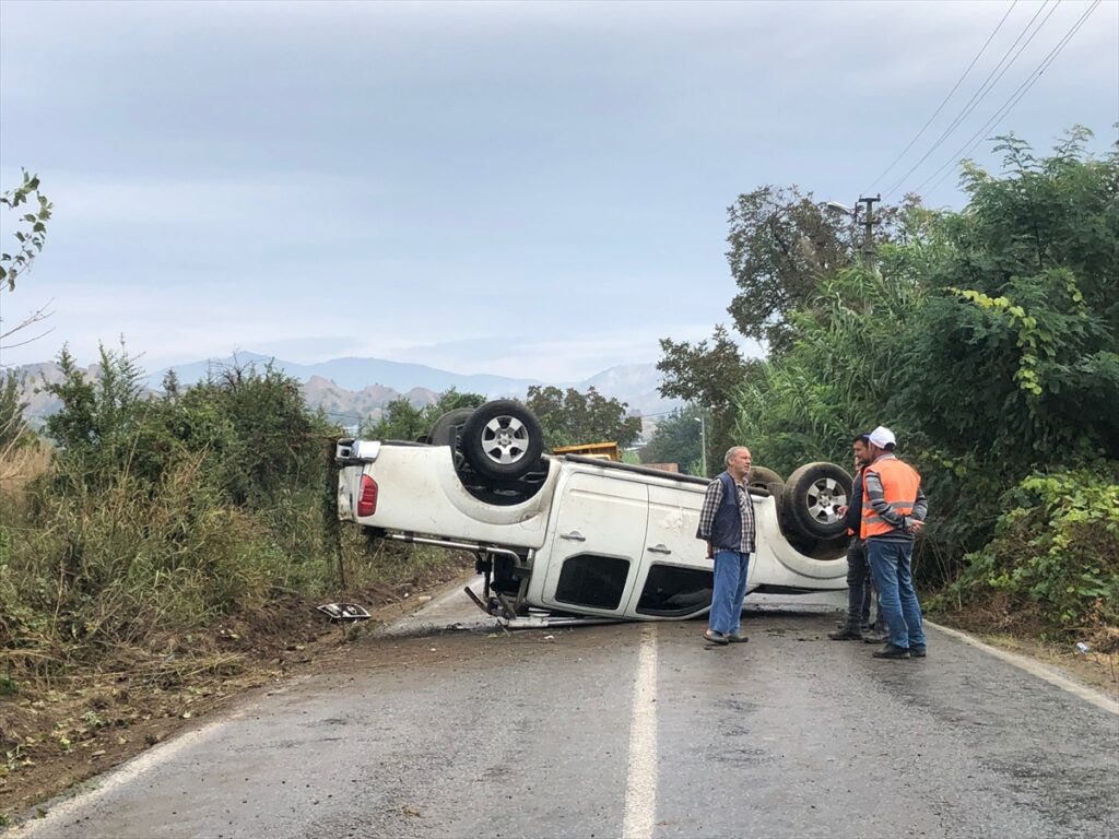 Nazilli'de devrilen kamyonetin sürücüsü yaralandı