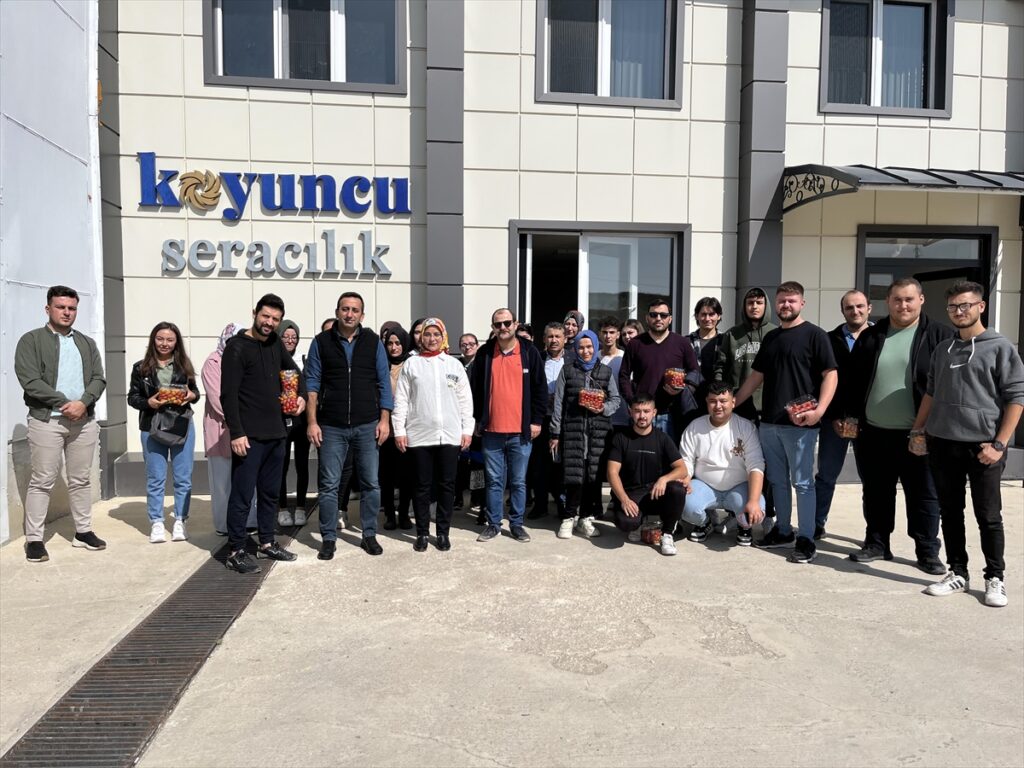 Sandıklı MYO öğrencileri sera uygulamalarını yerinde inceledi