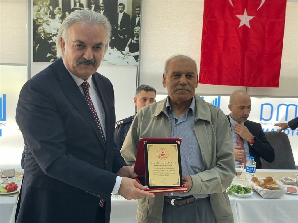 Söke Kaymakamı Akça'dan, görevinde 39 yılı geride bırakan muhtara plaket