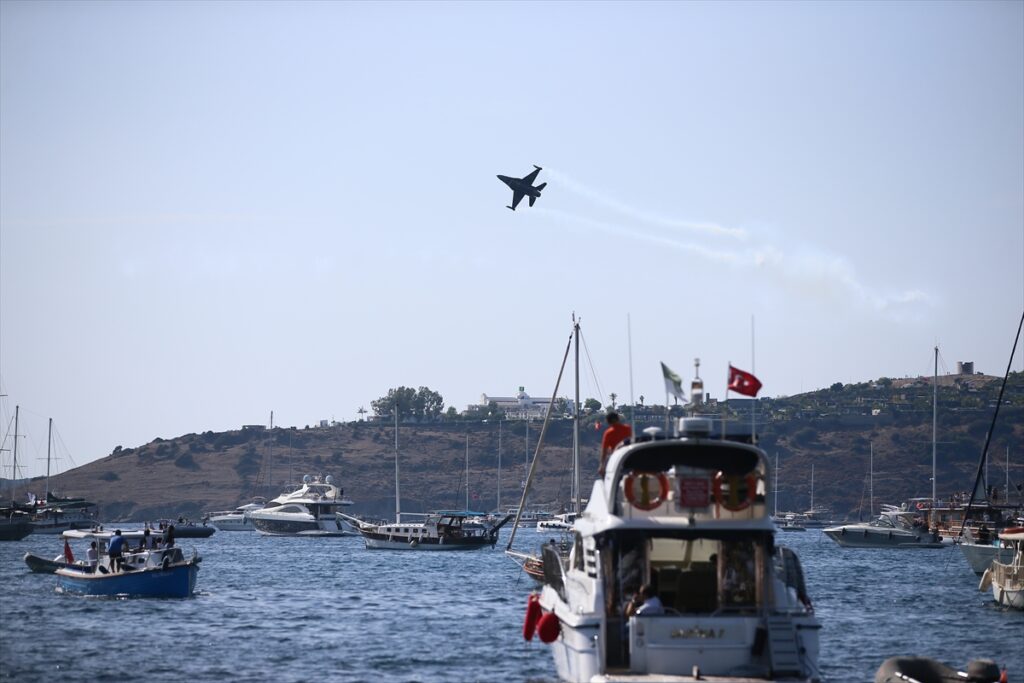 SOLOTÜRK Bodrum semalarında gösteri uçuşu yaptı
