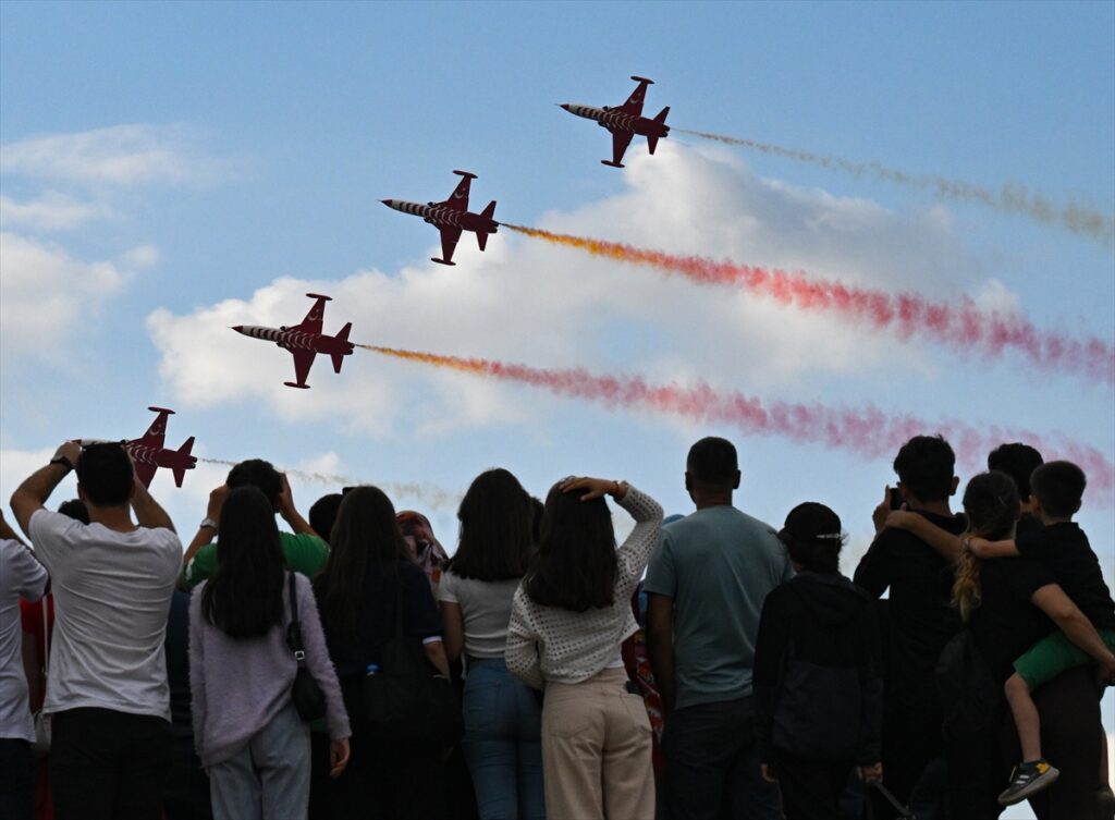 TEKNOFEST İzmir'de hava gösterileri son günde de ilgiyle izlendi