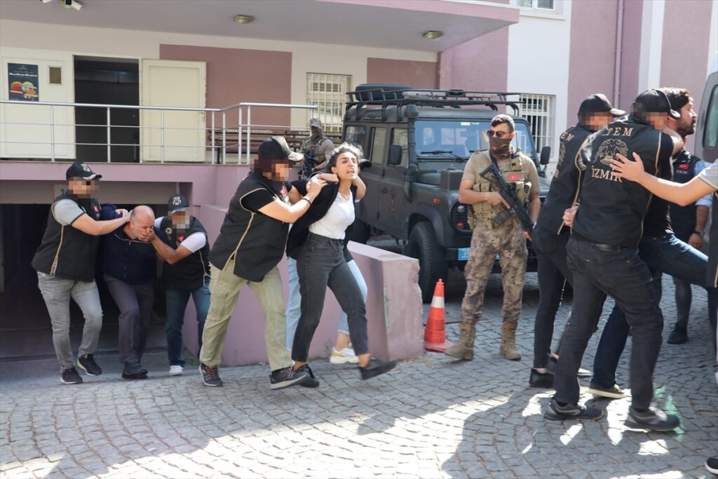 GÜNCELLEME – Terör operasyonu kapsamında İzmir'de gözaltına alınan HDP yöneticileri tutuklandı