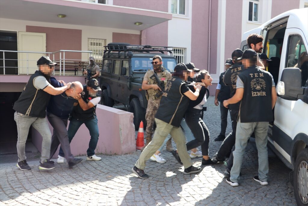 Terör operasyonu kapsamında İzmir'de gözaltına alınan HDP yöneticileri adliyede