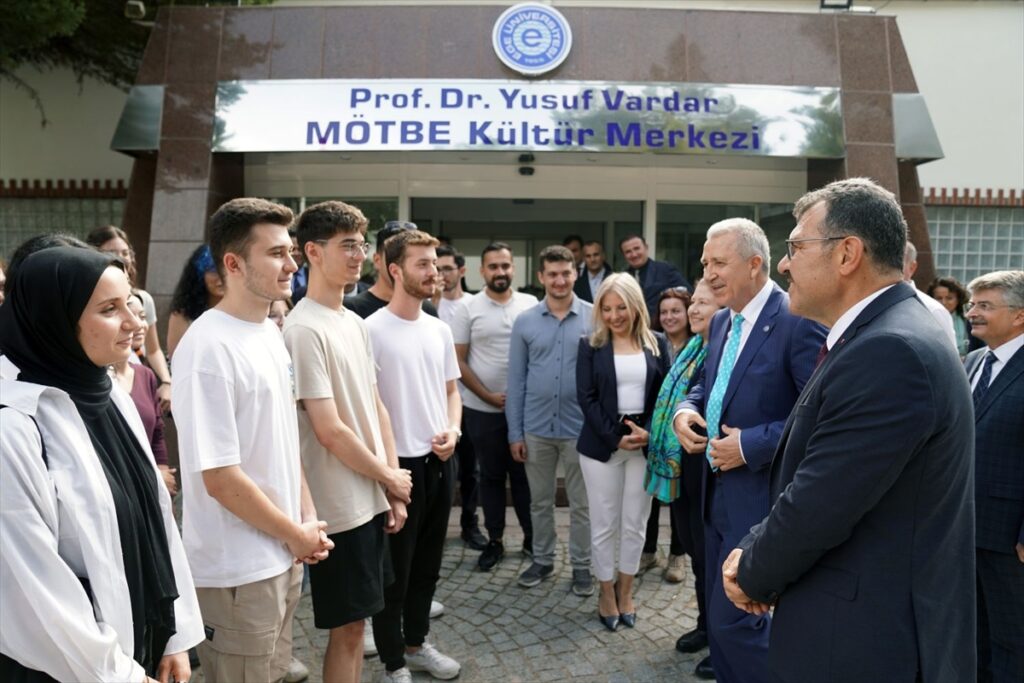 TÜBİTAK Başkanı Prof. Dr. Mandal, Ege Üniversitesinde belge takdim törenine katıldı