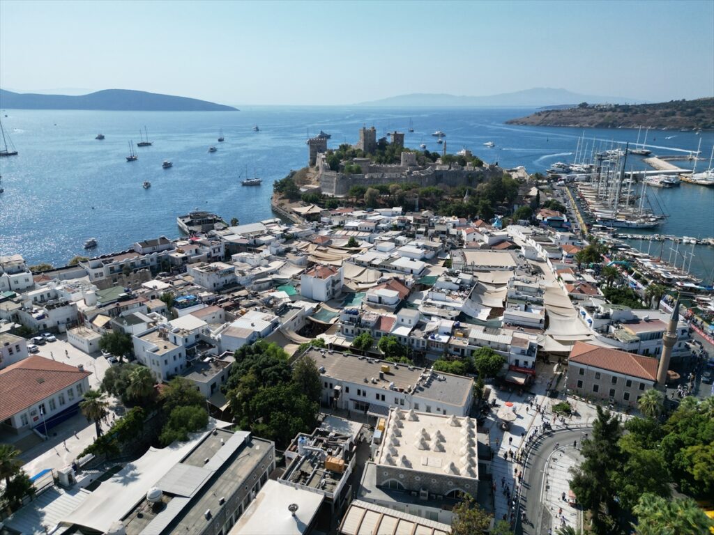 Turizm sezonunun uzadığı Bodrum’da yoğunluk sürüyor