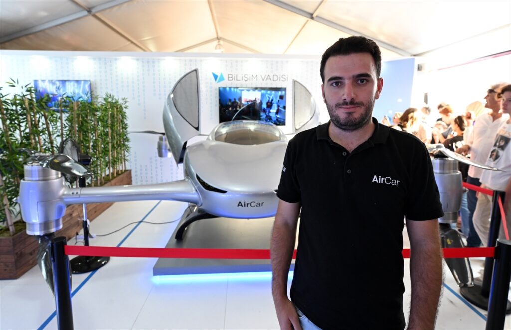 Türkiye'nin yerli uçan arabası AirCar, TEKNOFEST İzmir'de sergileniyor