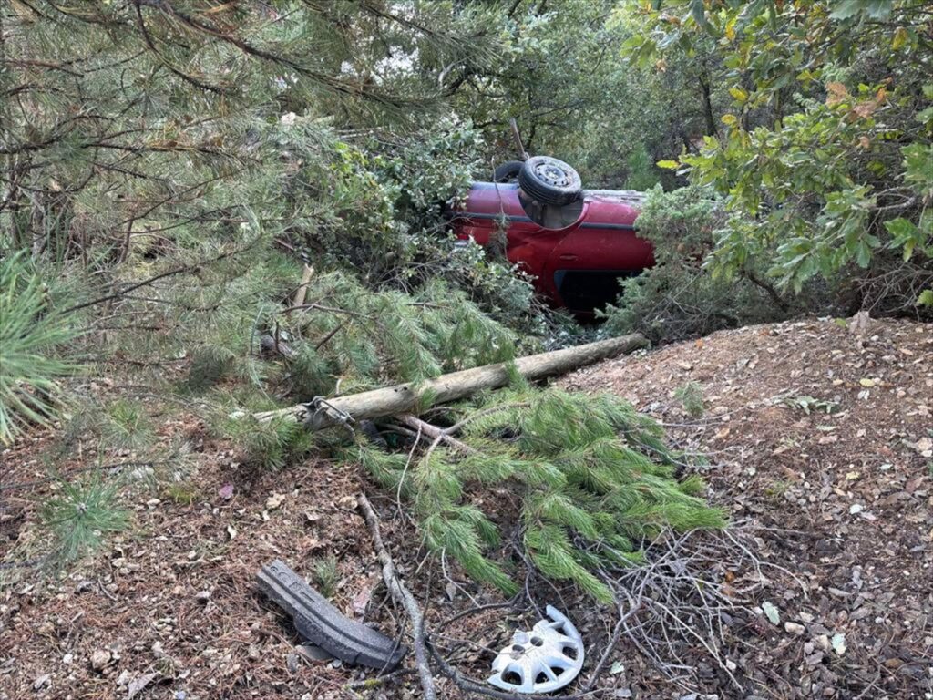 Uşak'ta şarampole devrilen otomobilin sürücüsü yaralandı