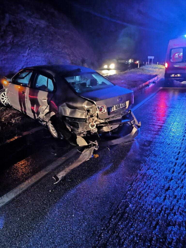 Afyonkarahisar'da bariyere çarpan otomobildeki 5 kişi yaralandı