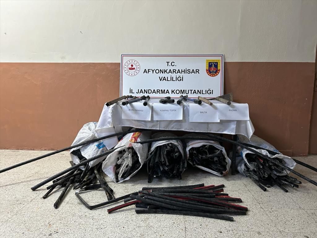 Afyonkarahisar'da demir yolundan bakır kablo çaldıkları öne sürülen 2 şüpheli yakalandı