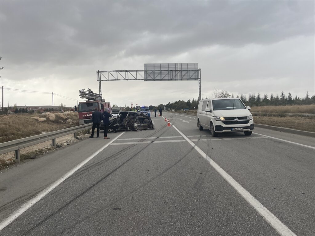 Afyonkarahisar'da iki otomobilin çarpıştığı kazada 1 kişi öldü, 4 kişi yaralandı