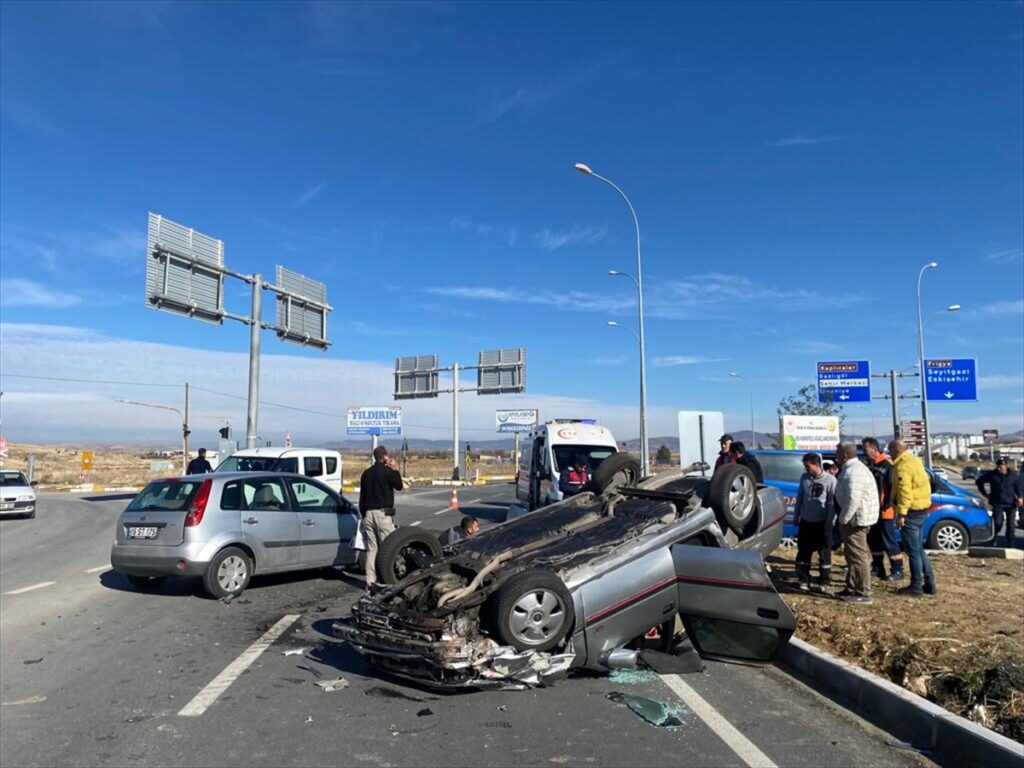 Afyonkarahisar'da iki otomobilin çarpıştığı kazada 5 kişi yaralandı