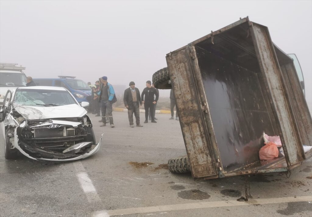 Afyonkarahisar'da otomobilin traktör römorkuna çarptığı kazada 7 kişi yaralandı
