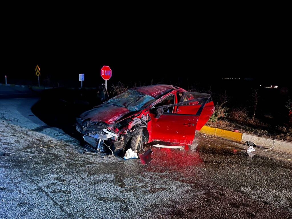 Afyonkarahisar'da refüje çarpan otomobilin sürücüsü öldü