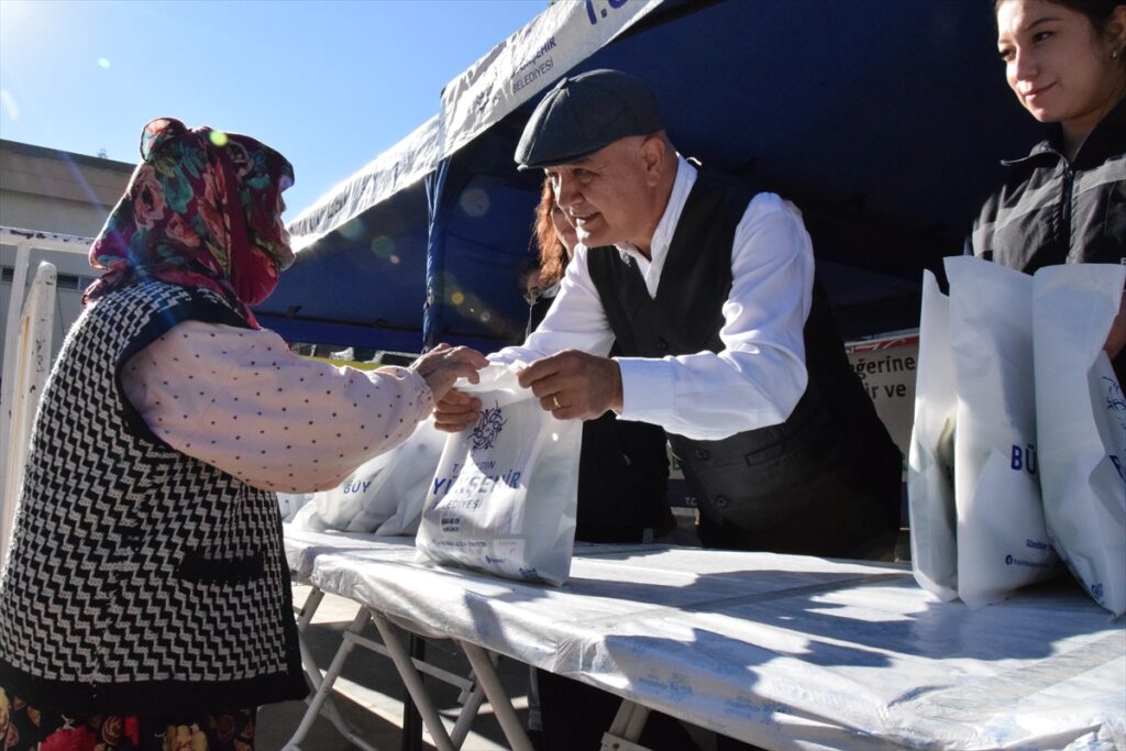Aydın Büyükşehir Belediyesi, Yenipazar'da sebze fidesi dağıttı