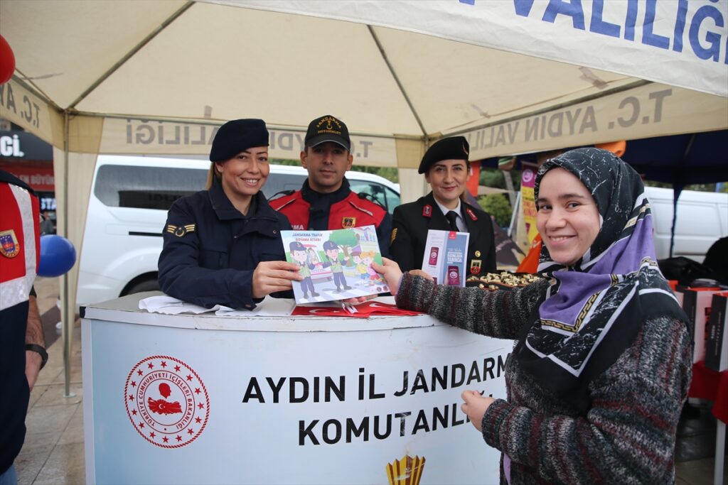 Aydın İl Jandarma Komutanlığı KADES bilgilendirme çalışması yaptı