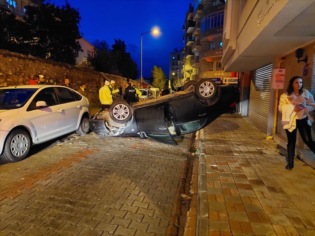 Aydın'da park halindeki otomobile çarpan otomobil ters döndü, sürücüsü yara almadan kurtuldu