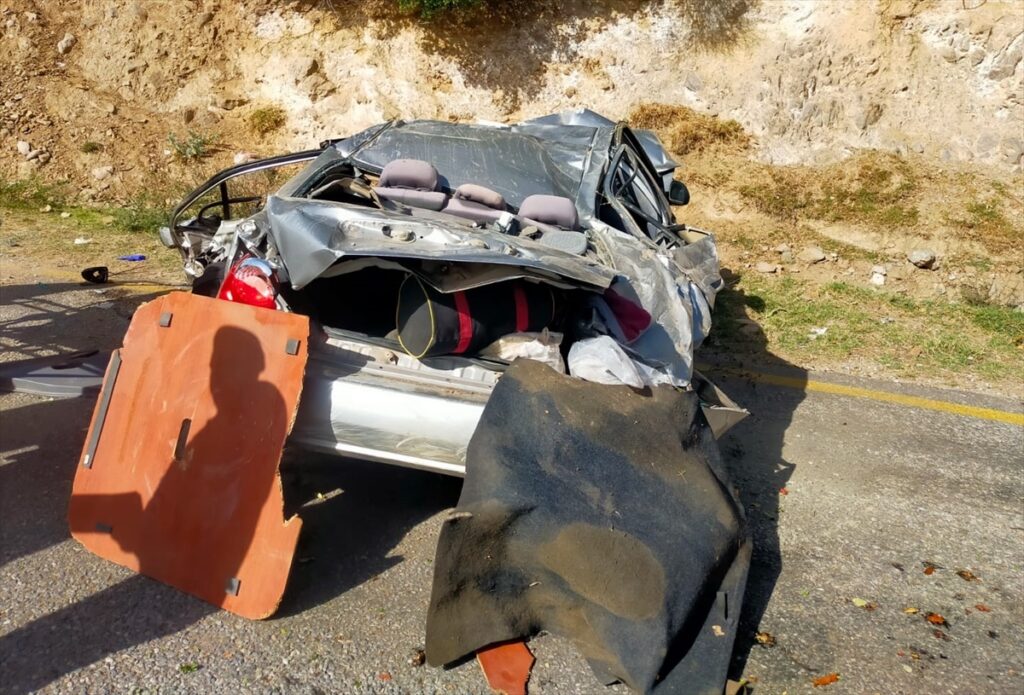 Aydın'da uçuruma devrilen otomobildeki 5 kişi yaralandı