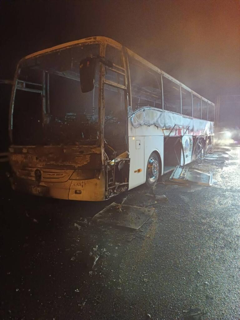 Aydın'da yolcu otobüsü seyir halindeyken yandı
