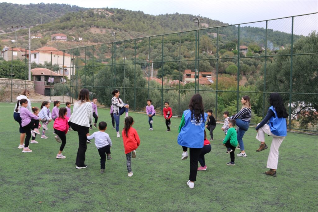 Aydın'daki Ortaklar Genç Ofis, kırsal mahalle ilkokulunda etkinlik düzenledi