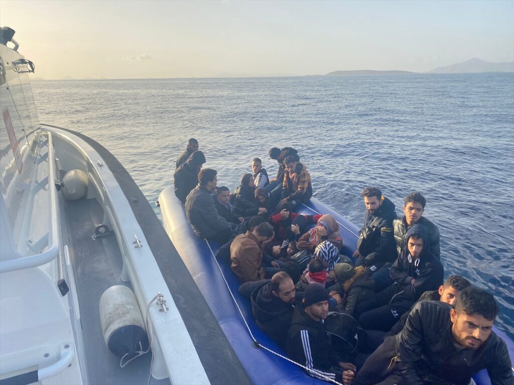 Bodrum açıklarında lastik bottaki 77 düzensiz göçmen kurtarıldı, 39 göçmen yakalandı