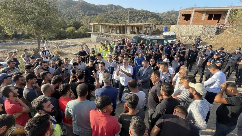 Başkan Aras, Türkmen Mahallesindeki kaçak yapı sahipleriyle görüştü