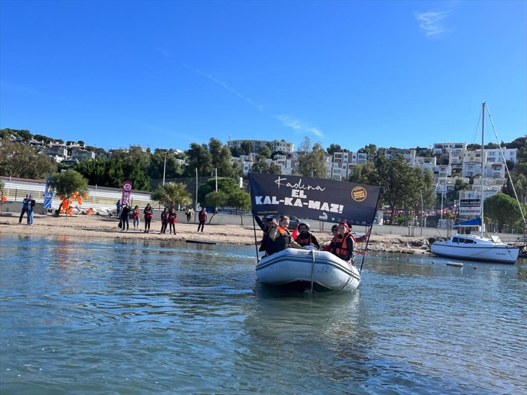 Bodrum’da “Kadına Yönelik Şiddetle Uluslararası Mücadele Günü” kapsamında denizde pankart açıldı