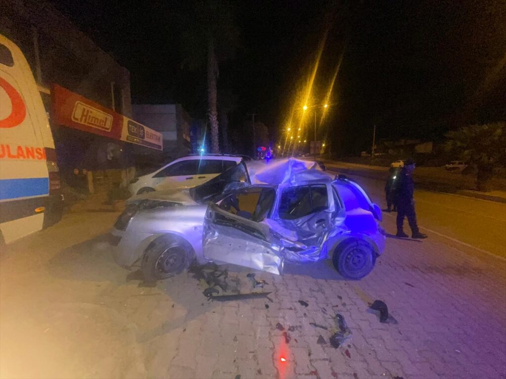 Park halindeki ambulans ve araca çarpan otomobilin sürücüsü ağır yaralandı