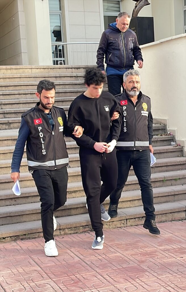 Annesini bıçakla öldüren çocuk tutuklandı