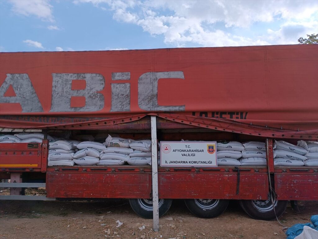 Bolvadin'de sahte barkodlu 27 ton gübre ele geçirildi