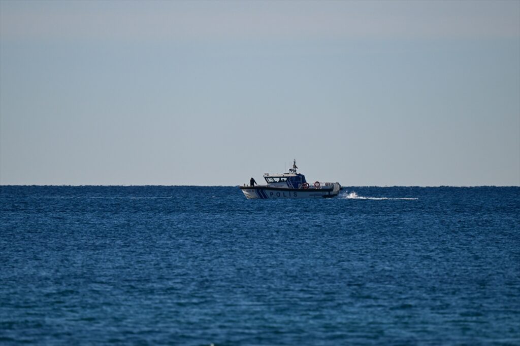 Çeşme açıklarında 2 düzensiz göçmen için arama çalışmaları sürüyor