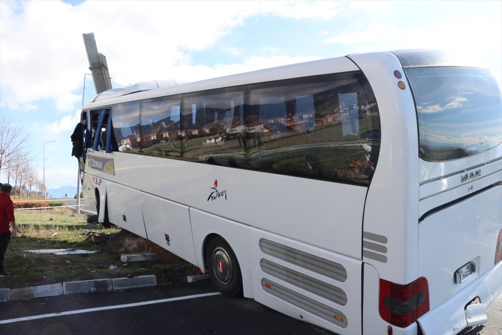 GÜNCELLEME 2 – Denizli'de otobüsle otomobilin çarpışması sonucu 2 kişi öldü, 28 kişi yaralandı