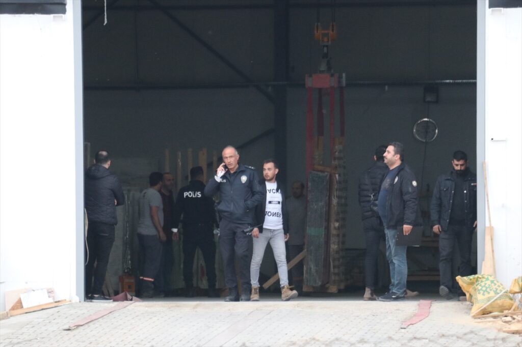 Denizli'de üzerine mermer düşen işçi öldü