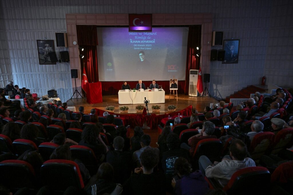 Dil bilimci İlhan Ayverdi, İzmir'de okuduğu lisede anıldı