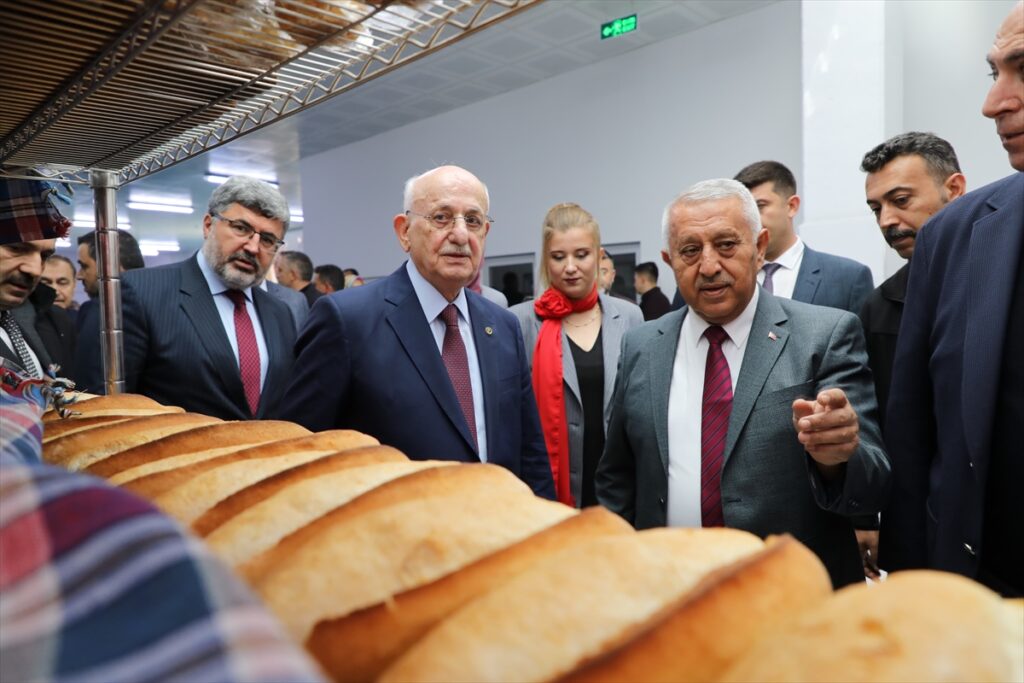 Eski TBMM Başkanı Kahraman, Afyonkarahisar'da halk ekmek fabrikası açılışında konuştu: