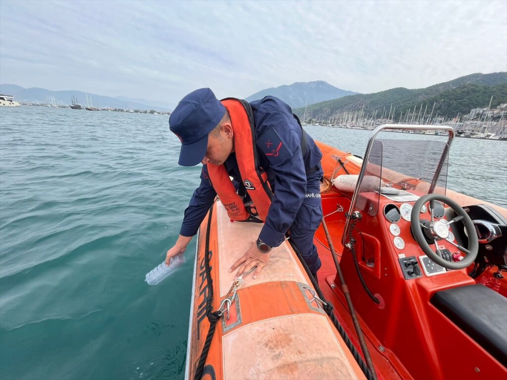 Fethiye'de deniz yüzeyindeki plastik atıklar toplandı