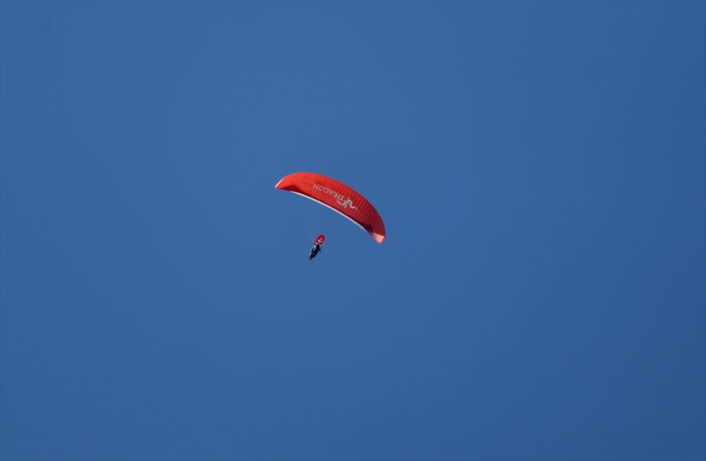 Fethiye'de sağlıkçılar yamaç paraşütü atlayışında Türk bayrağı açtı