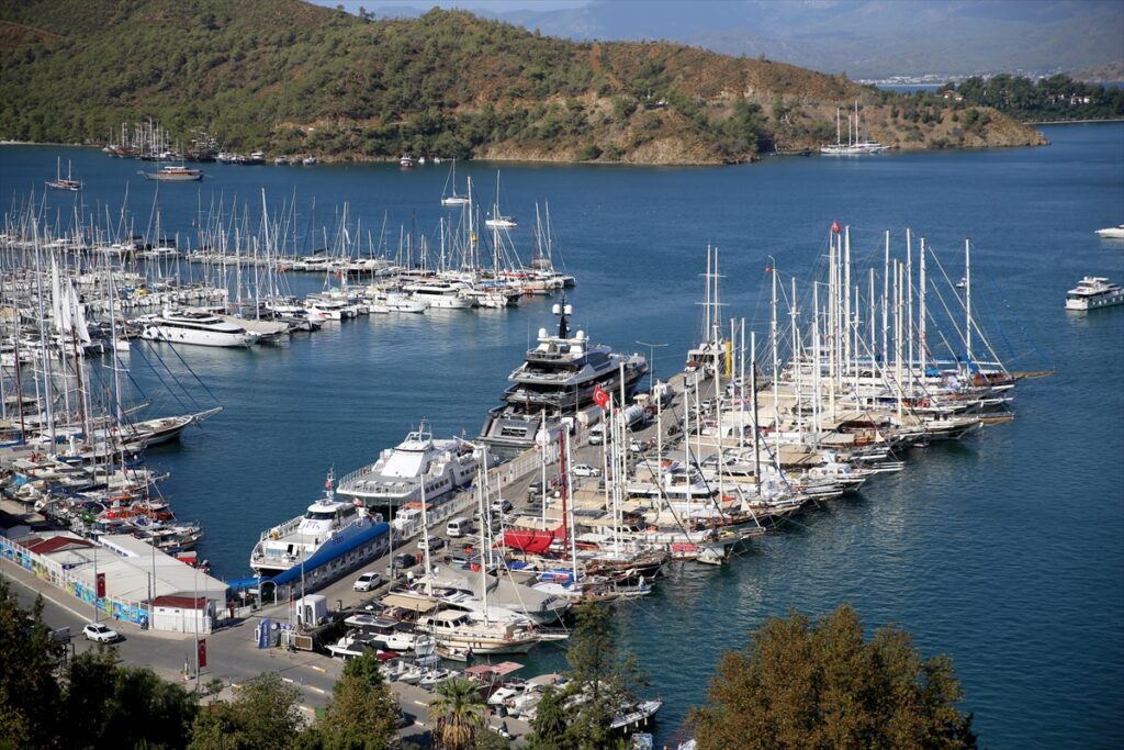 Fethiye'de süper yat “Attila”ya yakıt ikmali yapıldı