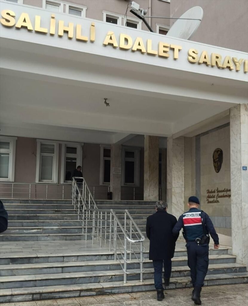 FETÖ'den aranan eski hakim Manisa'da yakalandı