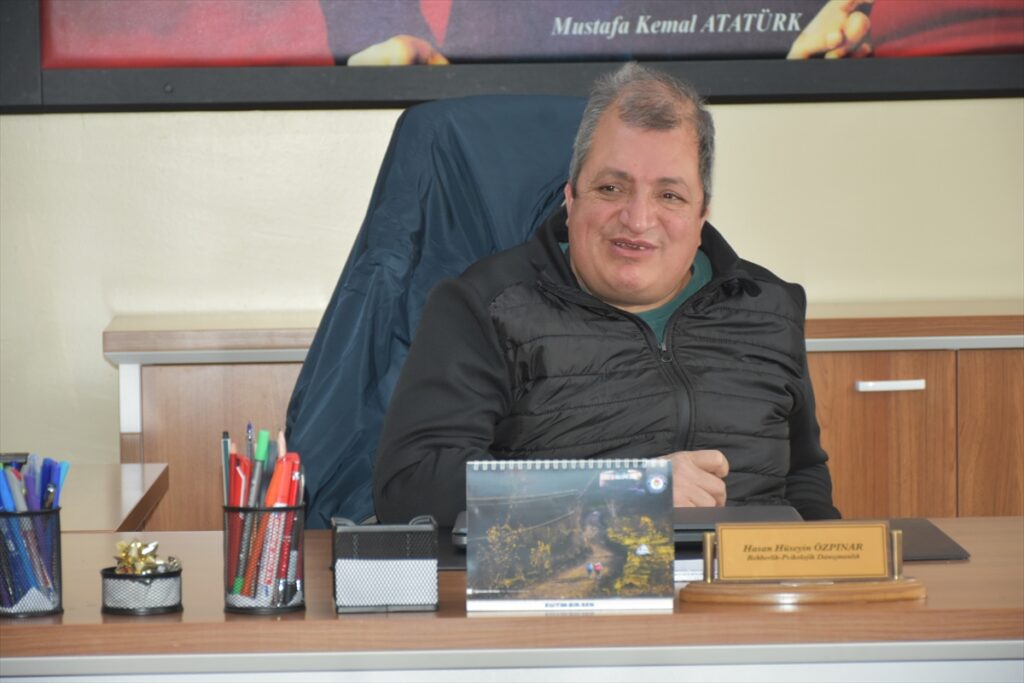 Görme engelli rehberlik öğretmeni öğrencilere kariyer hedefi çiziyor